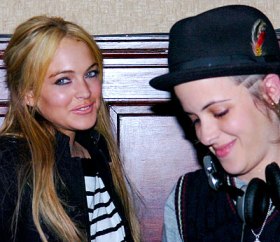 Lindsay Lohan se pasea junto a su amiga.