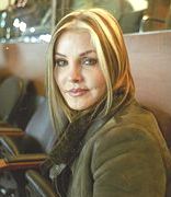 Priscilla Presley fue vctima de un doctor sin licencia.