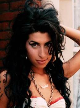 Amy Winehouse sali del hospital.