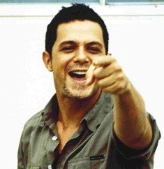 Las fanticas de Sanz contra el presidente Chavez.