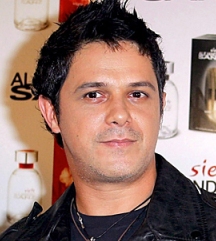 Alejandro Sanz habla con la prensa.