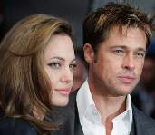 Angelina pone a Brad en vereda.