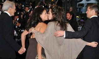 Angelina salud emotivamente a la esposa de Clint Eastwood.