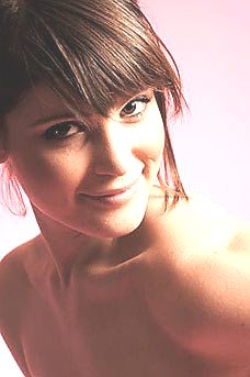 La nueva chica bond parece que habla demasiado.