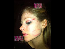 Avril Lavigne agredida en un bar