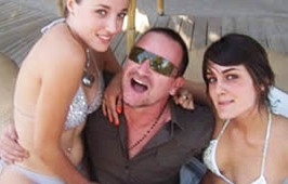 Bono con las manos en la masa.