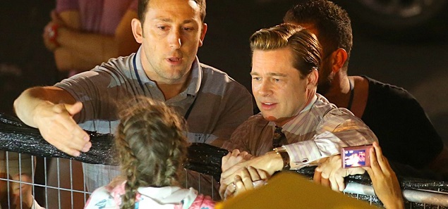 Brad Pitt superhroe, salva a una nia de la multitud