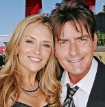 Charlie Sheen y Brooke Mueller fueron padres.