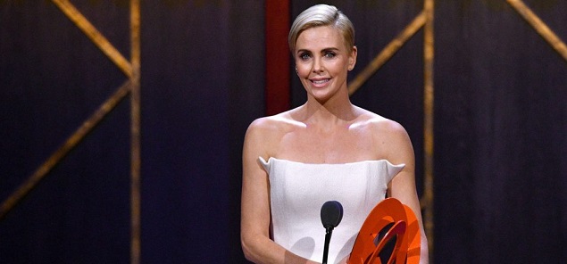 Charlize Theron reflexiona sobre el 2020: Todo fue una m***a