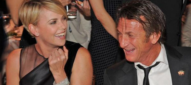 Charlize Theron y Sean Penn en la noche de los Oscar