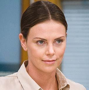 Charlize Theron al natural.