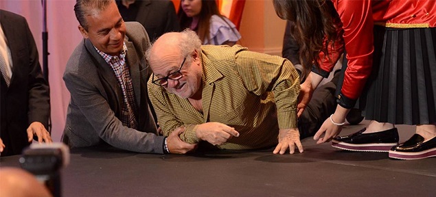 Danny DeVito cae al suelo durante la presentacin de Dumbo