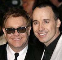 Elton John podra convertirse en el padre del ao.