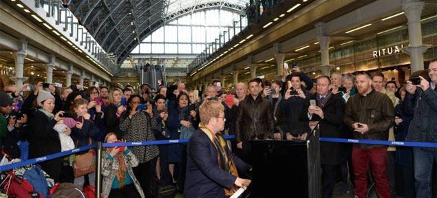 Elton John sorprende con un concierto en el metro de Londres