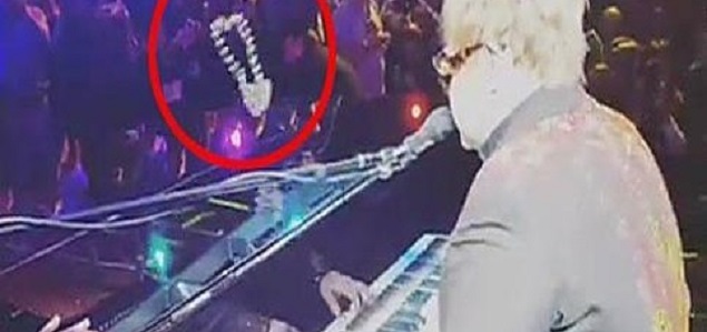 Elton John: Un collar le golpe la cara durante un concierto en Las Vegas