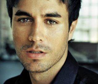 Enrique Iglesias y un pequeño susto.