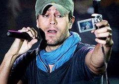Enrique Iglesias sorprende a sus fanáticas.