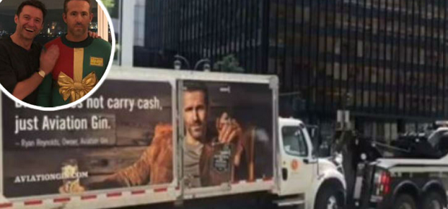 Hugh Jackman se burla de la ginebra de Ryan Reynolds