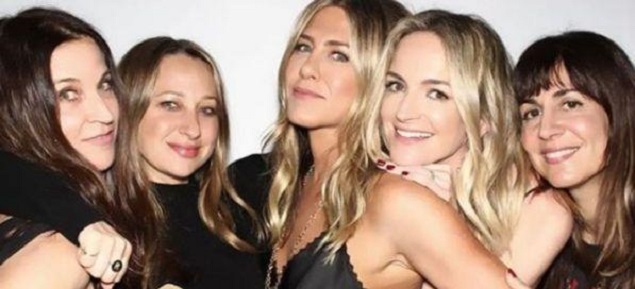 Jennifer Aniston, a un mes de su separacin, festejo con sus amigas