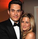 John Mayer no logra olvidar a Jennifer Aniston.