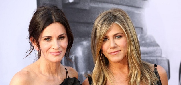 Jennifer Aniston y Courteney Cox en un aterrizaje de emergencia