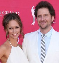 Jennifer Love Hewitt habla sobre su pareja.