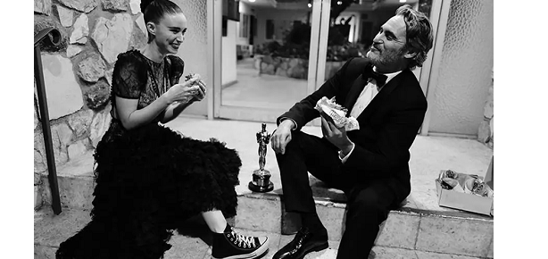 Joaquin Phoenix y Rooney Mara y su particular festejo post-Oscar