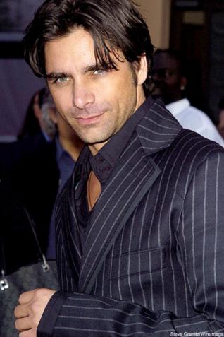 John Stamos agredido.