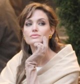 A Angelina Jolie le fall su avin personal.