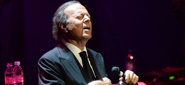 Julio Iglesias vuelve tras aos fuera del escenario