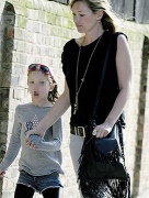 Kate Moss y su hija de paseo.