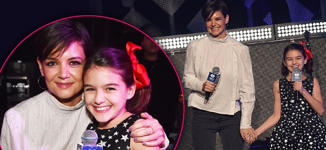 Katie Holmes en el escenario con su hija
