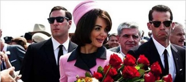 Katie Holmes interpret a Jackie Kennedy