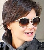 Katie Holmes y una extraa sonrisa.