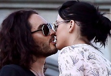 Katy Perry y su reluciente anillo.