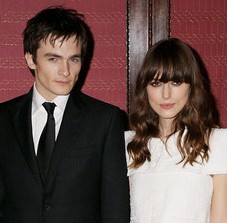 Keira Knightley y Ruperto Friend disfrutan de su amor.