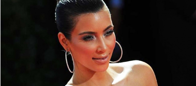 Kim Kardashian ayuda a promover el pago de impuestos