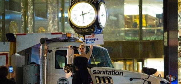 Lady Gaga protesta contra Trump y rompe en llanto