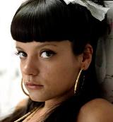Lily Allen pelea por una mesa.