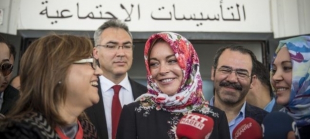 Lindsay Lohan detenida en el aeropuerto por su foulard