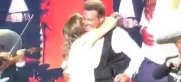 Luis Miguel es besado en el escenario