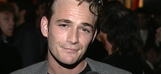 Luke Perry sepultado con un traje biodegradable.