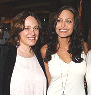 Angelina Jolie rinde homenaje a su progenitora.