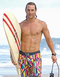 Matthew McConaughey asediado por los paparazzis.