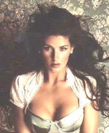 Mayrin Villanueva salta a la pantalla grande.