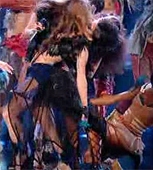 Miley Cyrus bes a una chica en plbico.