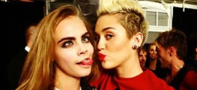 Miley Cyrus a los besos con Cara Delevingne