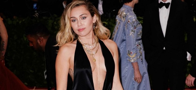 Miley Cyrus abandona el veganismo pero llora