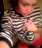 A Miley Cyrus le robaron fotos del celular.