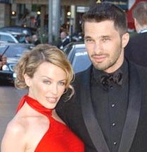 Kylie Minogue niega los rumores.